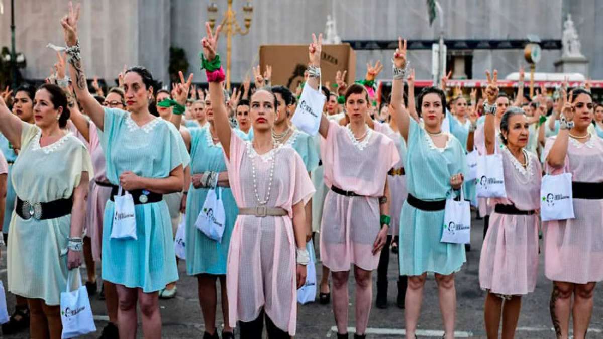 Feiern Sie den Tag der politischen Rechte der Frauen und die Bedeutung von öffentlichen Bibliotheken in Argentinien.