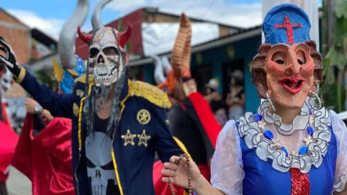 Der Karneval von Riosucio ist ein einzigartiges Fest in Kolumbien, das aus der Vereinigung zweier ehemals verfeindeter Städte hervorgegangen ist. Bei den Tänzen, Liedern und dem Theater mischen sich indigene, afrikanische und europäische Einflüsse.