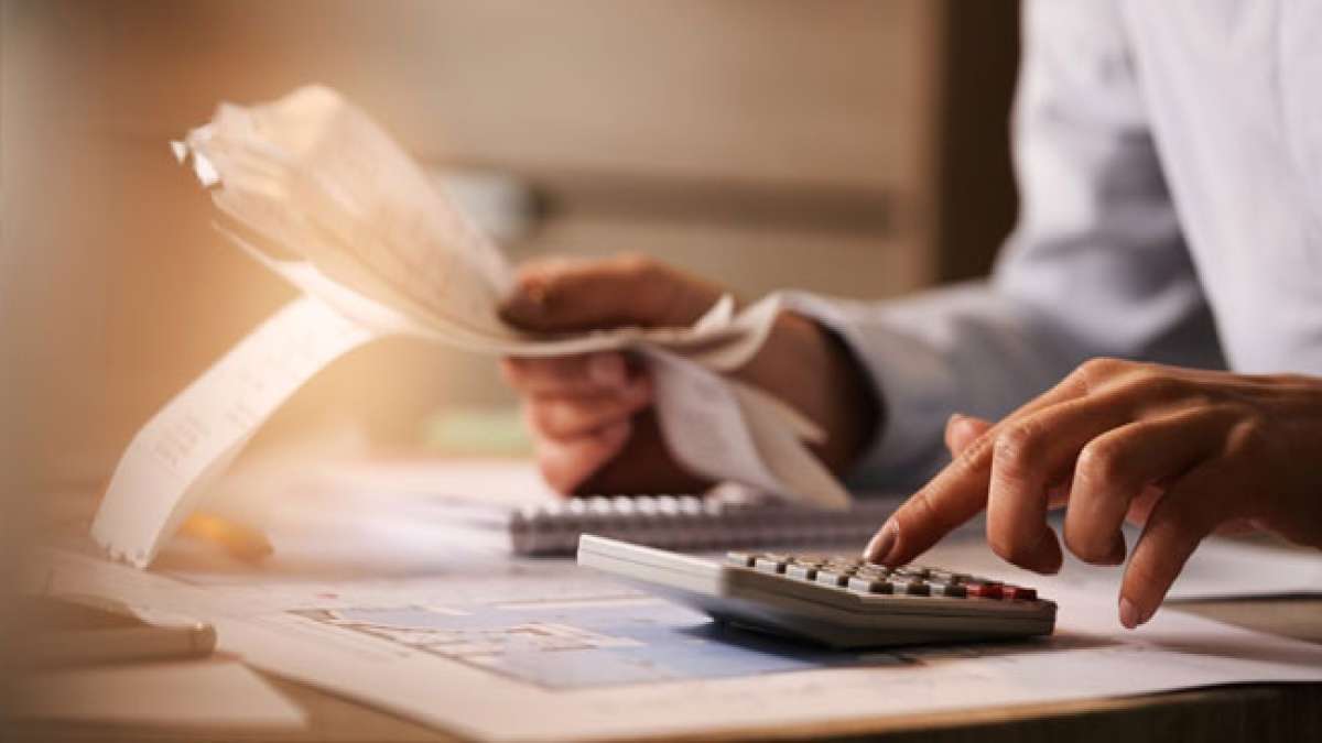 Sie arbeiten oft Vollzeit, manchmal mehr als 40 Stunden pro Woche, mit erhöhten Arbeitszeiten in Spitzenzeiten wie dem Ende des Haushaltsjahres oder der Steuersaison.