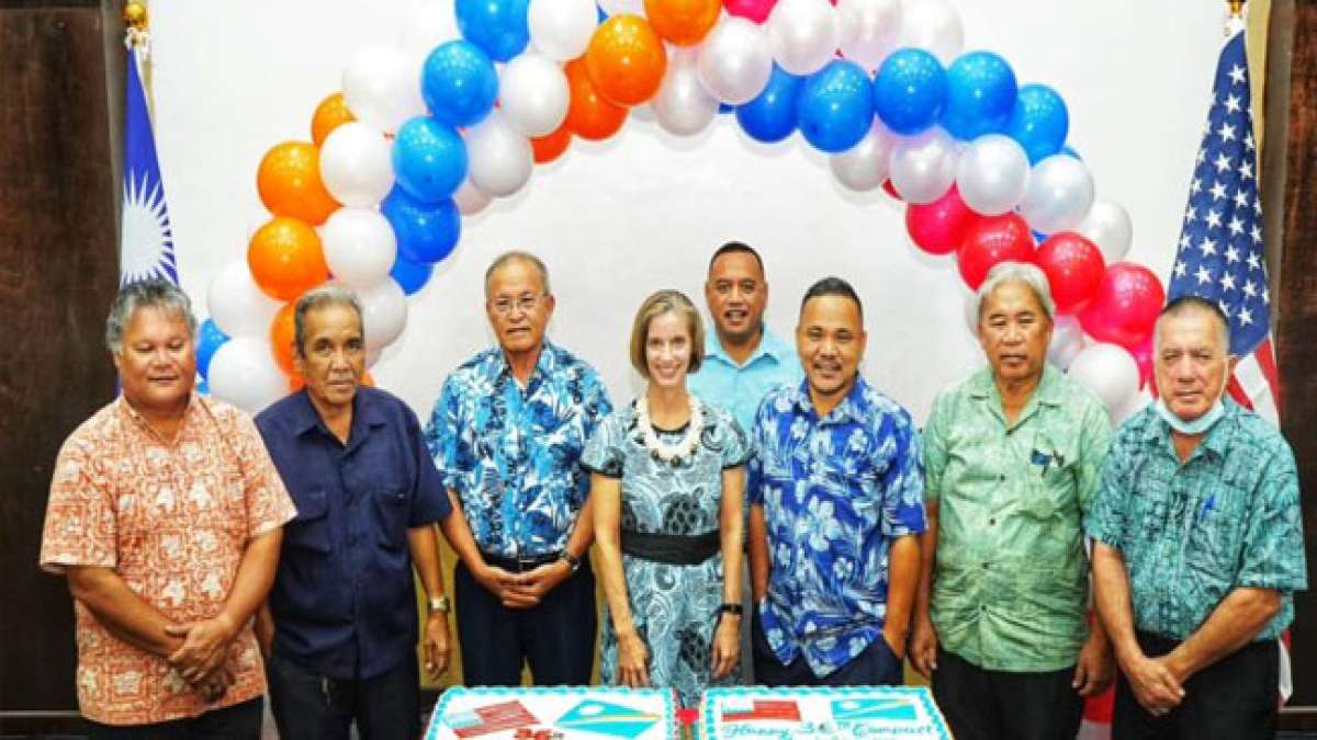 Feiern Sie die Unabhängigkeit der Marshallinseln und ihre bewegte Geschichte von der japanischen Herrschaft über Atomtests bis hin zur freien Assoziation mit den USA.