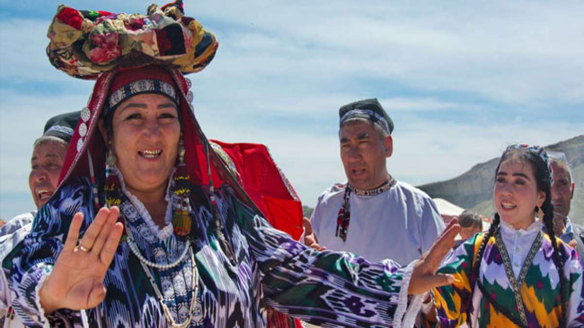 Feiern Sie den Tag der Kulturschaffenden in Usbekistan am 15. April, an dem die reiche kulturelle und künstlerische Vielfalt des Landes gefeiert wird.