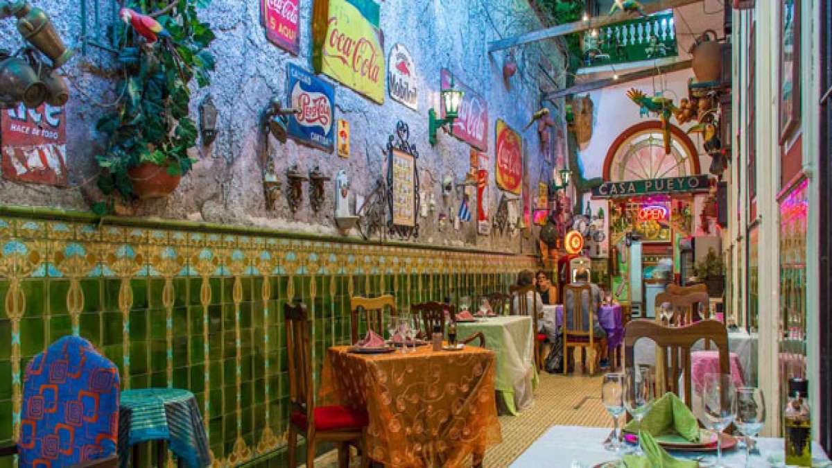 Feiern Sie den Tag des Heiligen Cristobal in Kuba am 16. November und tauchen Sie in die kubanische Tradition ein, indem Sie am Brauch der Wunsch-Umrundung des heiligen Seyba-Baums teilnehmen.