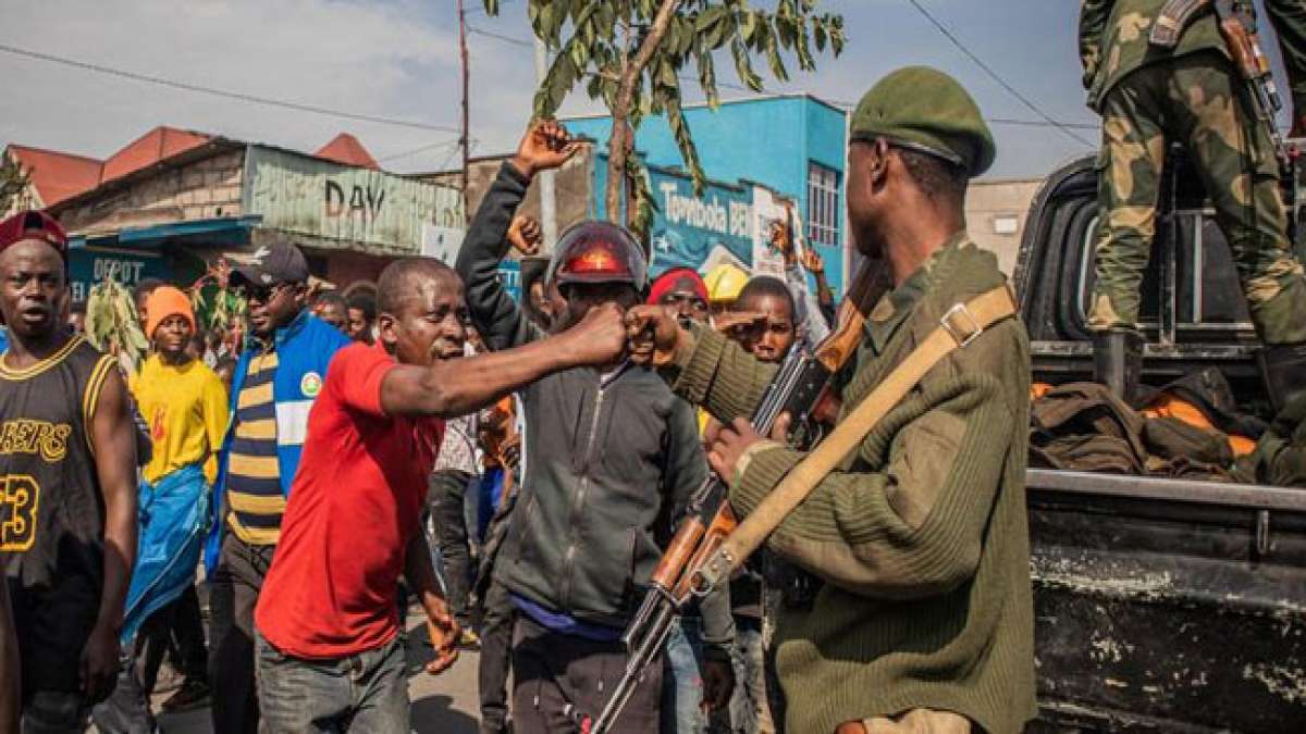 Zaire erinnert an die Revolution von 1965, die den Weg für die lange und umstrittene Herrschaft von Mobutu Sese Seko ebnete. Zaire erinnert an die Revolution von 1965, die den Weg für die lange und umstrittene Herrschaft von Mobutu Sese Seko ebnete.