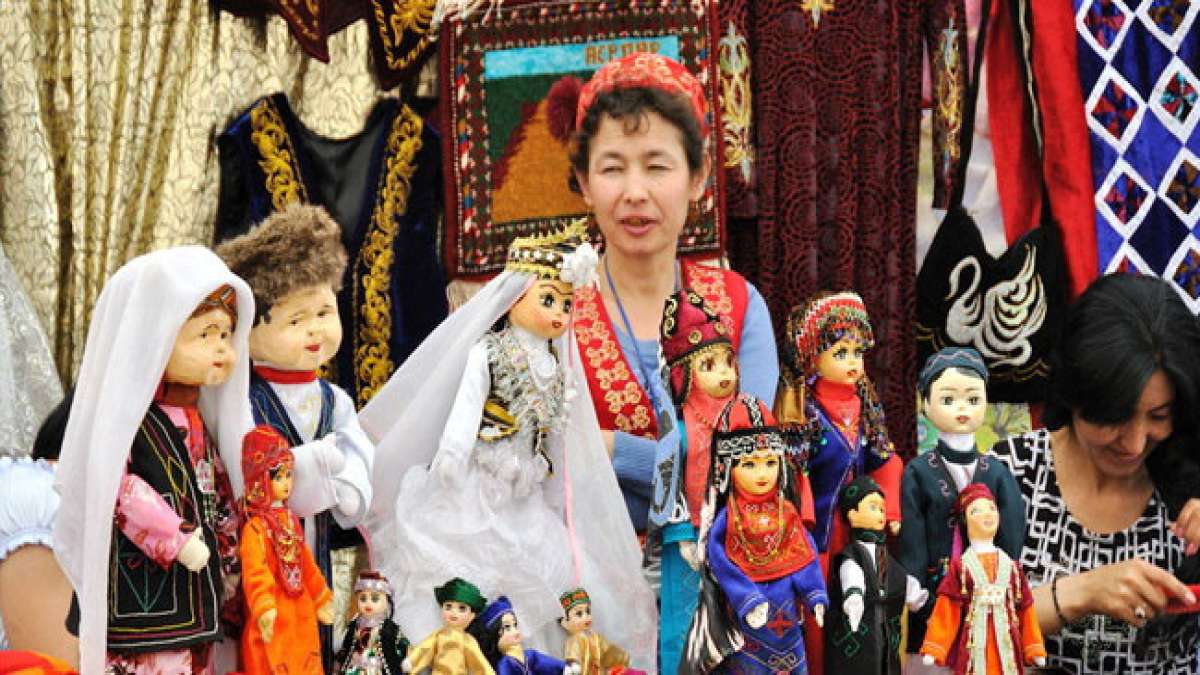 Feiern Sie die Vielfalt und kulturelle Bedeutung der karakalpakischen Sprache am 1. Dezember in Karakalpakstan. Feiern Sie die Vielfalt und kulturelle Bedeutung der karakalpakischen Sprache am 1. Dezember in Karakalpakstan.