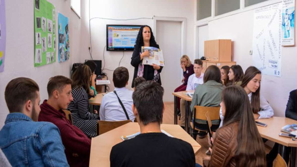 Entdecken Sie die Bildungsexzellenz in Mazedonien und feiern Sie den Schülertag am 8. Dezember.