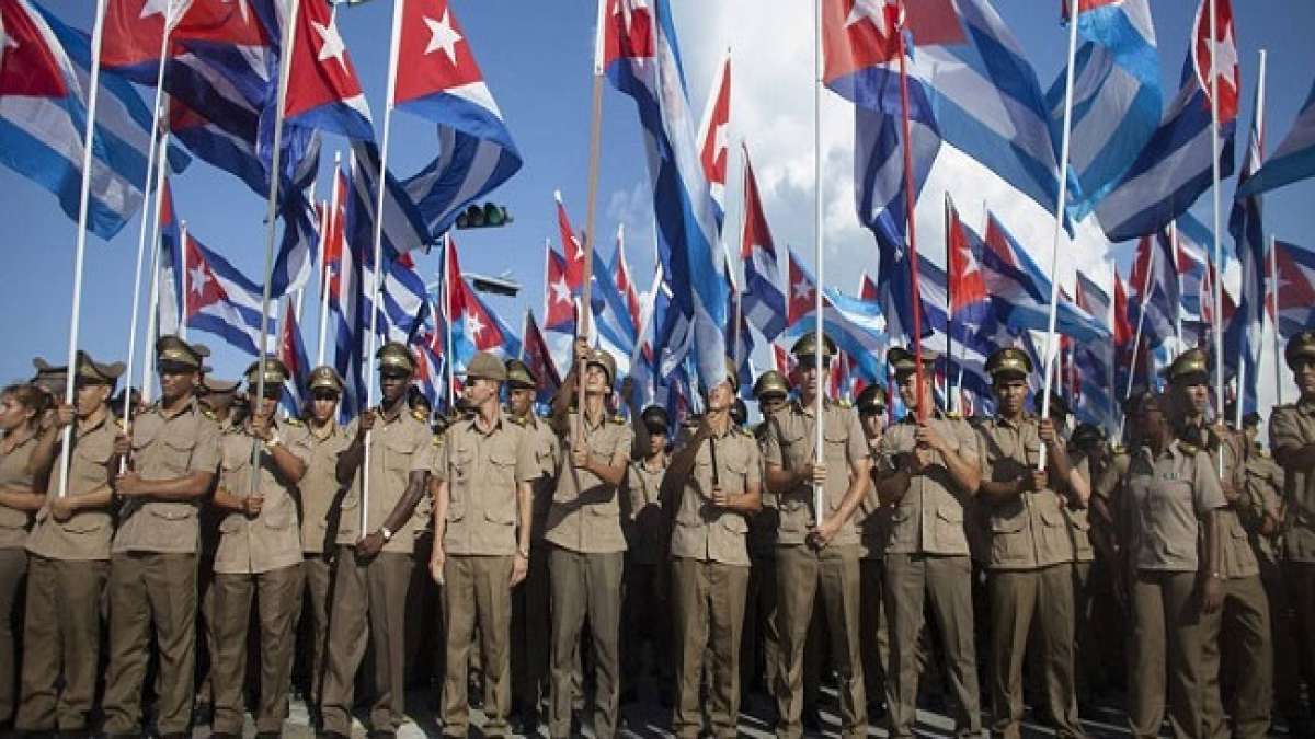 Feiern Sie den historischen Tag der Befreiung Kubas am 1. Januar 1959, als Fidel Castro und revolutionäre Truppen die Macht ergriffen und das Land für immer veränderten.
