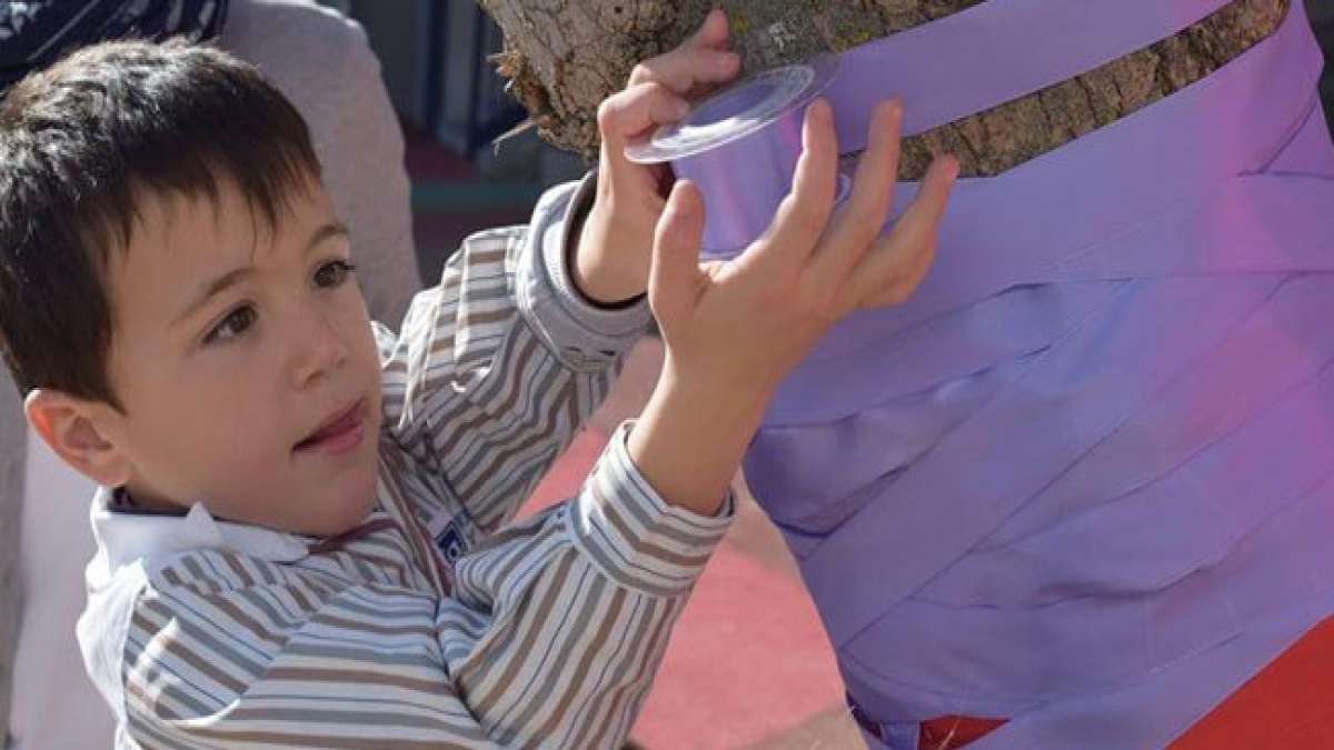 Feiern Sie den Nationalen Schultag für Gewaltlosigkeit und Frieden in Spanien.