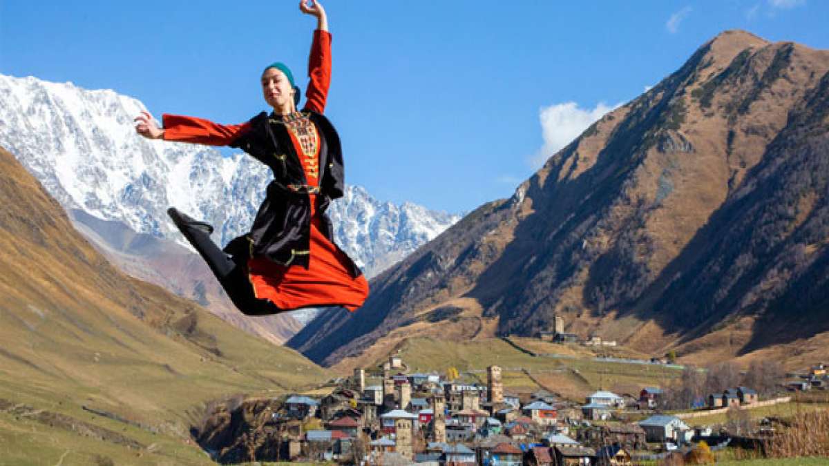 Entdecken Sie den Tag der Liebe in Georgien und Kasachstan, an dem Liebende Blumen, Süßigkeiten und herzliche Überraschungen austauschen, um ihre Zuneigung zu zeigen.