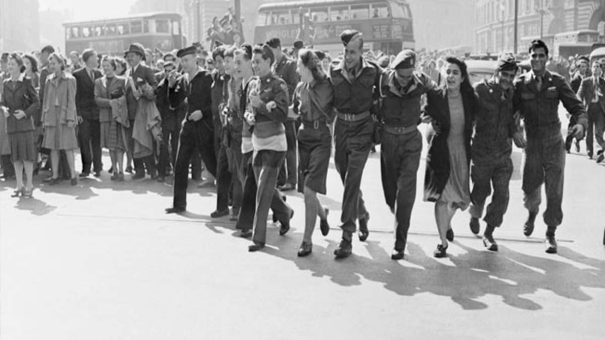 Feiere den V-J Tag: Beende des Zweiten Weltkriegs, symbolisiert durch Japans Kapitulation. Ein bedeutender Tag in der Geschichte, der Sieg und Kontroversen vereint.