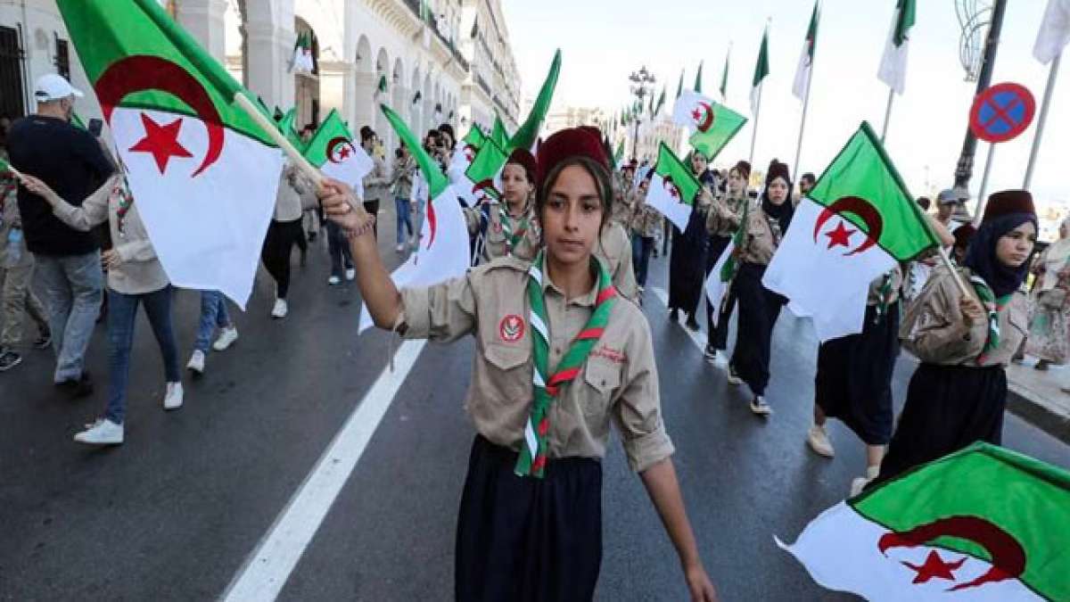 Ein historischer Tag, an dem Algerien seine Unabhängigkeit von Frankreich feiert, nach einem achtjährigen Krieg und den wegweisenden Abkommen von Evian. Ein historischer Tag, an dem Algerien seine Unabhängigkeit von Frankreich feiert, nach einem achtjährigen Krieg und den wegweisenden Abkommen von Evian.