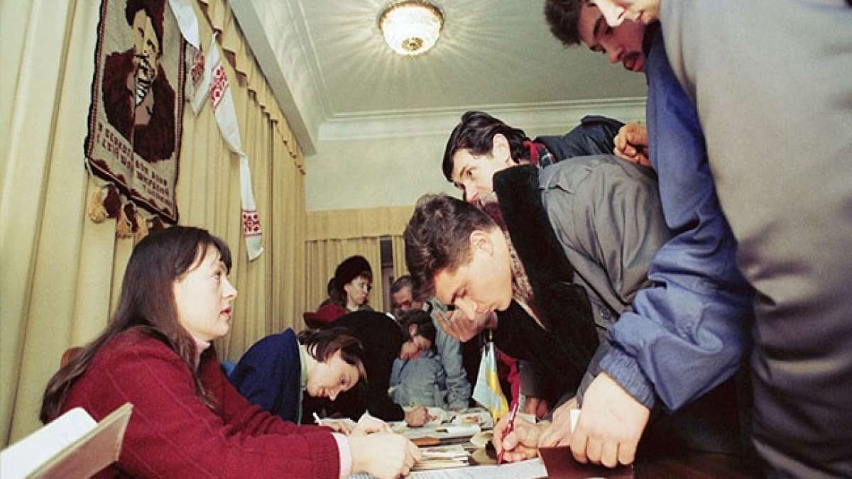 Erfahren Sie mehr über das historische gesamtukrainische Referendum von 1991, bei dem überwältigende 90,32 % der Bevölkerung für die Unabhängigkeit der Ukraine stimmten.