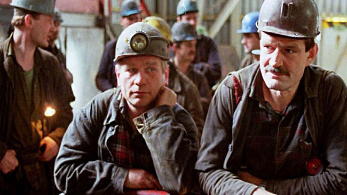 Erleben Sie die faszinierenden Barbórka-Feierlichkeiten am 4. Dezember in Polen, wenn Bergleute die Schutzpatronin der harten Arbeit und des guten Todes ehren. Erleben Sie die faszinierenden Barbórka-Feierlichkeiten am 4. Dezember in Polen, wenn Bergleute die Schutzpatronin der harten Arbeit und des guten Todes ehren.