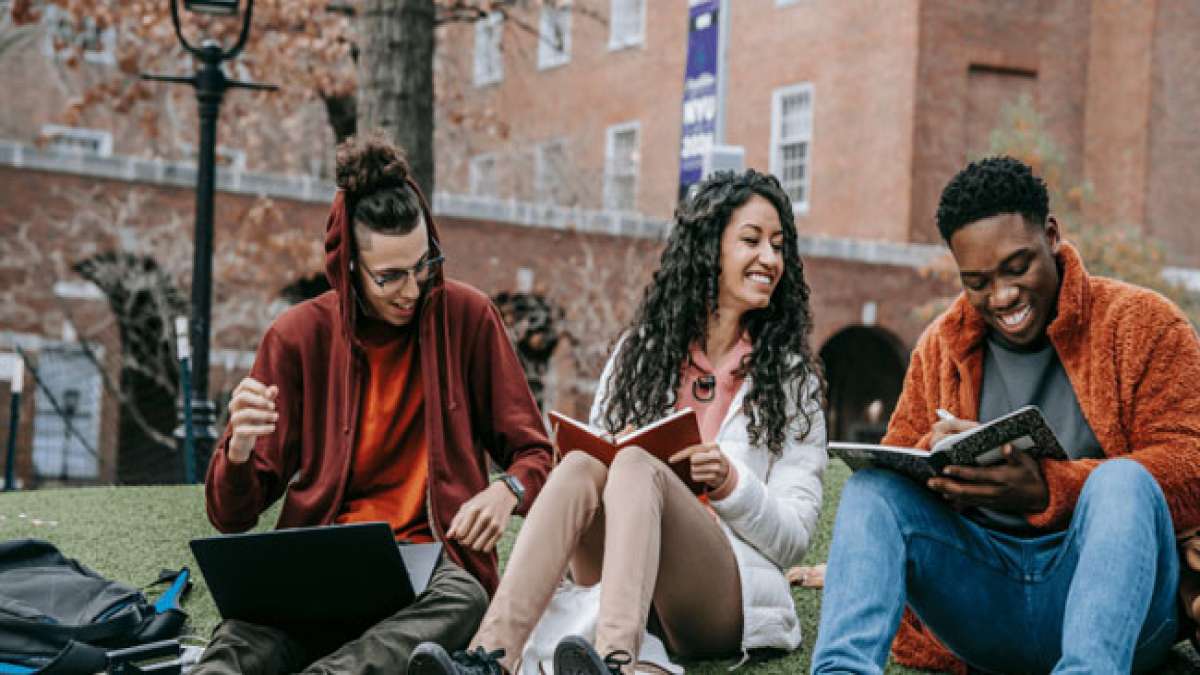 Feiern Sie den bulgarischen Studententag am 8. Dezember, an dem die bulgarische Studentenschaft die reiche Geschichte ihrer Bildungseinrichtungen und die Bedeutung von Wissen und Bildung für die Nation ehrt. Feiern Sie den bulgarischen Studententag am 8. Dezember, an dem die bulgarische Studentenschaft die reiche Geschichte ihrer Bildungseinrichtungen und die Bedeutung von Wissen und Bildung für die Nation ehrt.