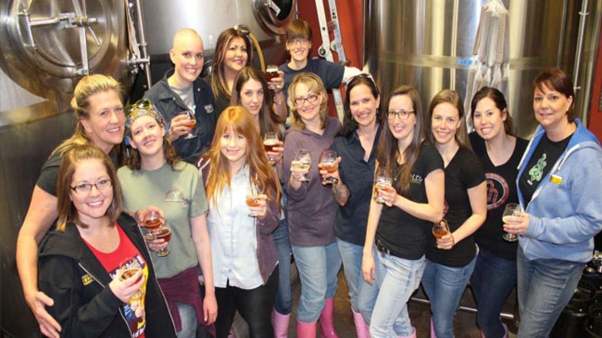 Der Internationaler Tag des gemeinsamen Brauens von Frauen, der jährlich am Internationalen Frauentag stattfindet, bringt Brauerinnen aus aller Welt zusammen, die das gleiche Bier brauen und den Erlös für wohltätige Zwecke spenden Der Internationaler Tag des gemeinsamen Brauens von Frauen, der jährlich am Internationalen Frauentag stattfindet, bringt Brauerinnen aus aller Welt zusammen, die das gleiche Bier brauen und den Erlös für wohltätige Zwecke spenden