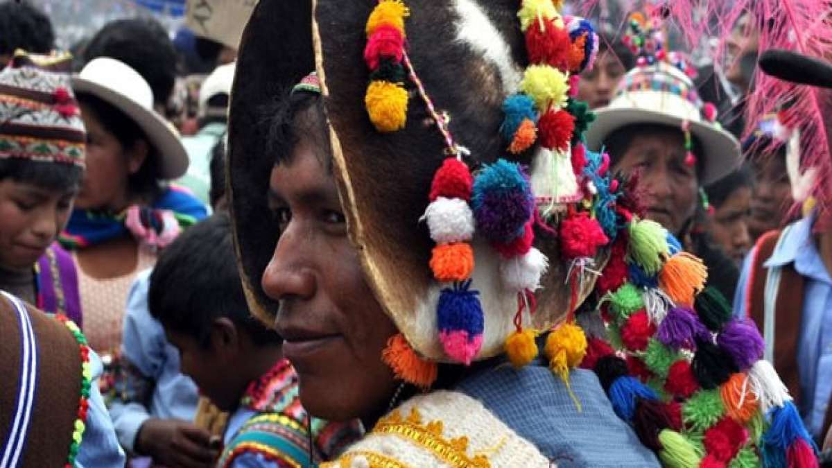 Erleben Sie die magische Nacht des San Juan-Fests in Bolivien mit ihren faszinierenden Traditionen und Festlichkeiten.