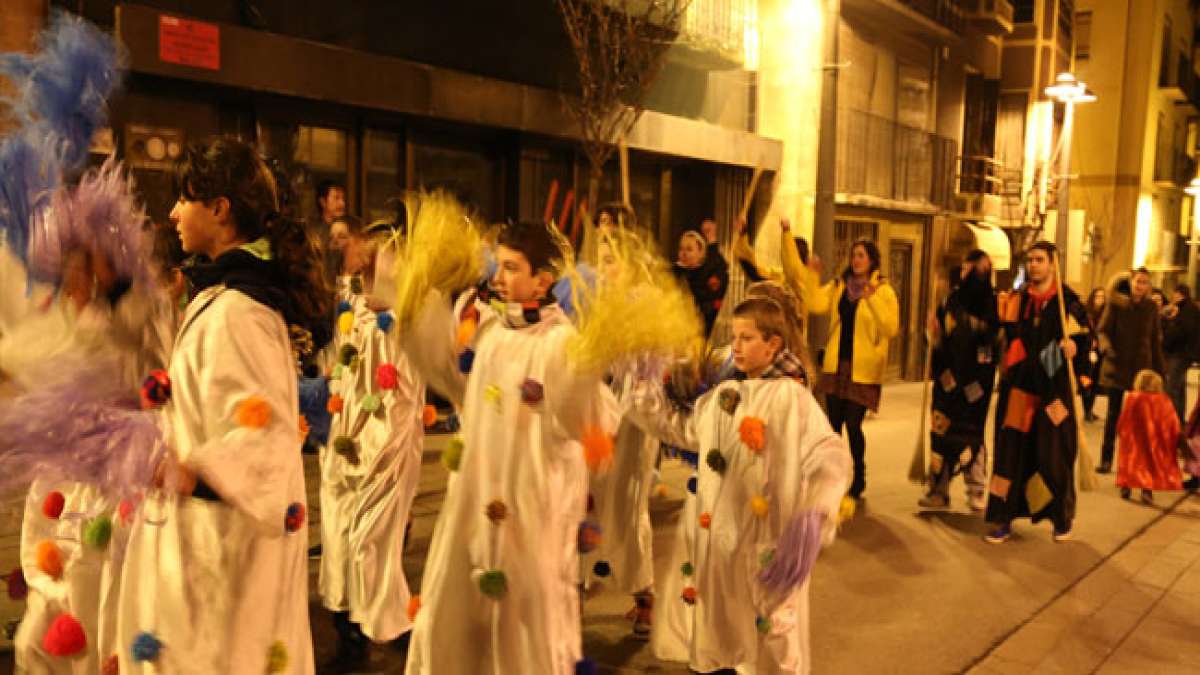 Tauchen Sie ein in die farbenfrohen Feierlichkeiten des Karnevals von Sant Julià de Lòria in Andorra, inklusive einer aufregenden Tanzwettbewerbs auf der Plaça Nova am letzten Sonntag im Mai.