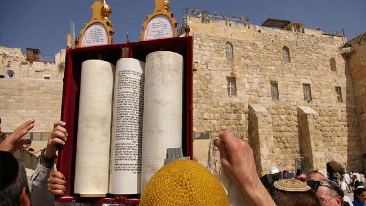 Erleben Sie Schemini Atzeret: Ein eintägiges Fest, das am 22. Tag des hebräischen Monats Tishrei gefeiert wird und unmittelbar auf das Fest Sukkot folgt.