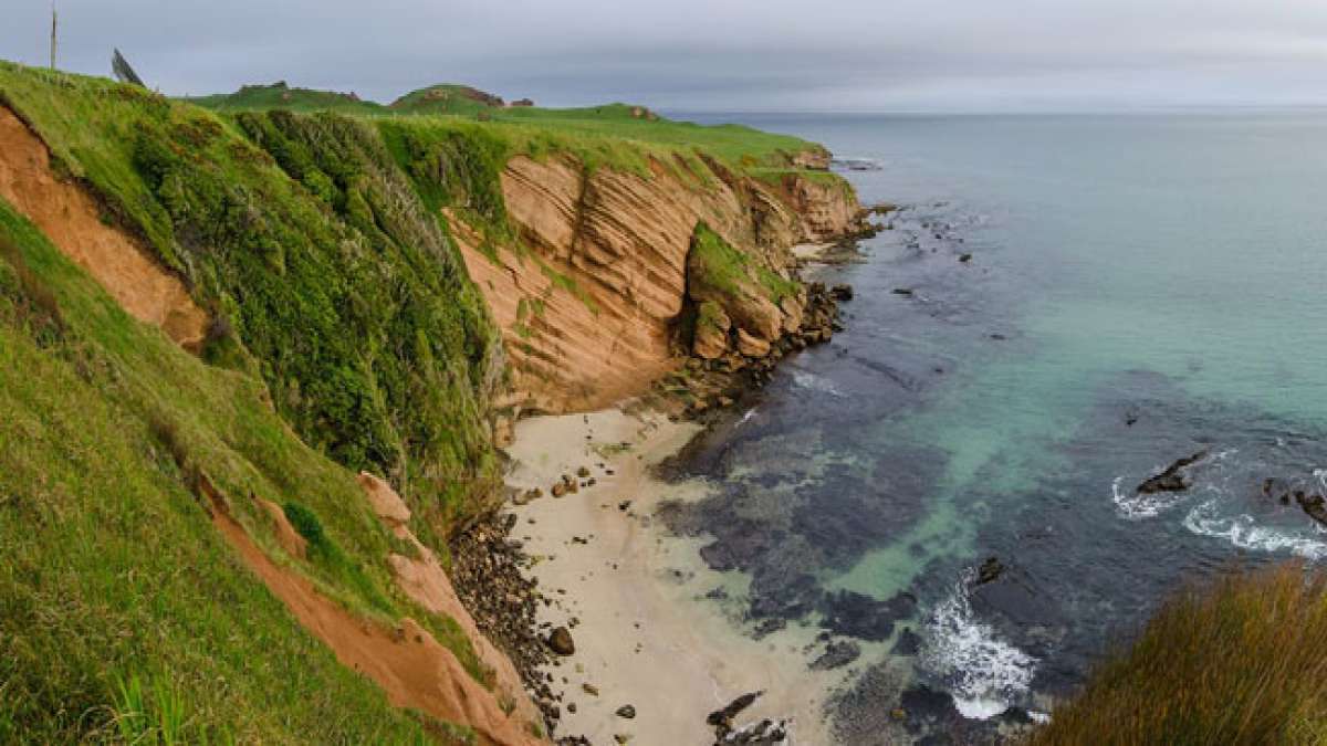 Entdecken Sie das abgelegene Paradies der Chatham-Inseln, ein Archipel im Pazifischen Ozean mit atemberaubenden Küstenlandschaften und einer reichen kulturellen Geschichte.