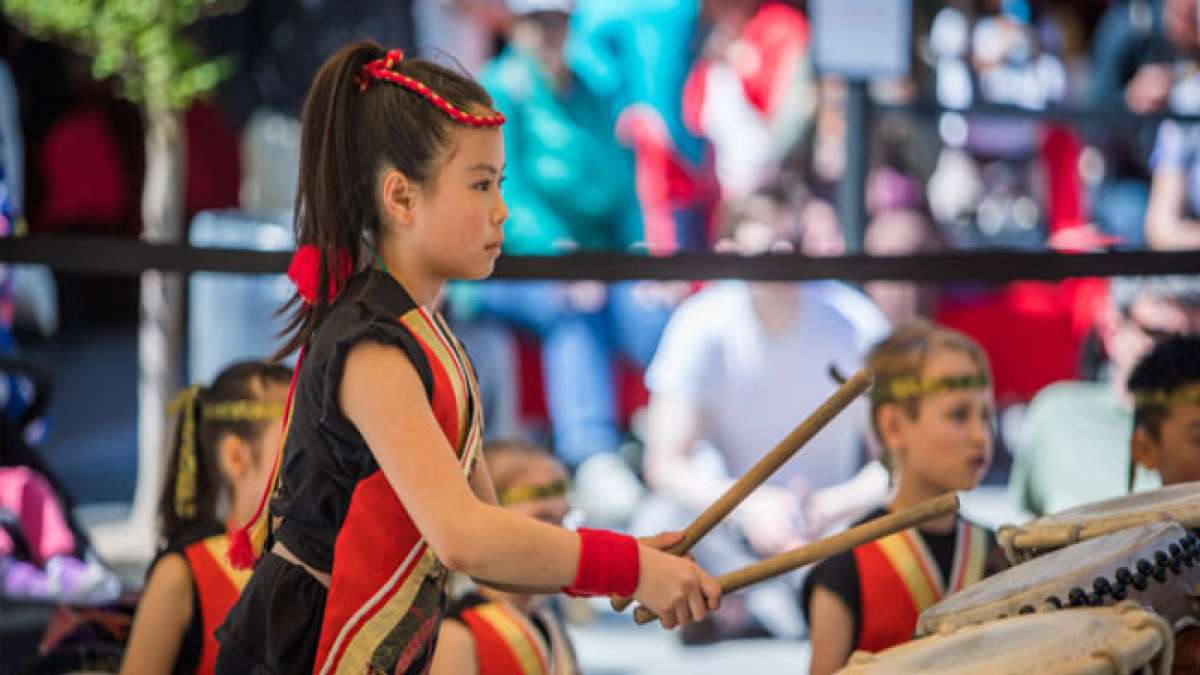 Feiern Sie die Freude an Bewegung und Sport am 'Tag der Leibeserziehung' (Taiiku no Hi) in Japan.