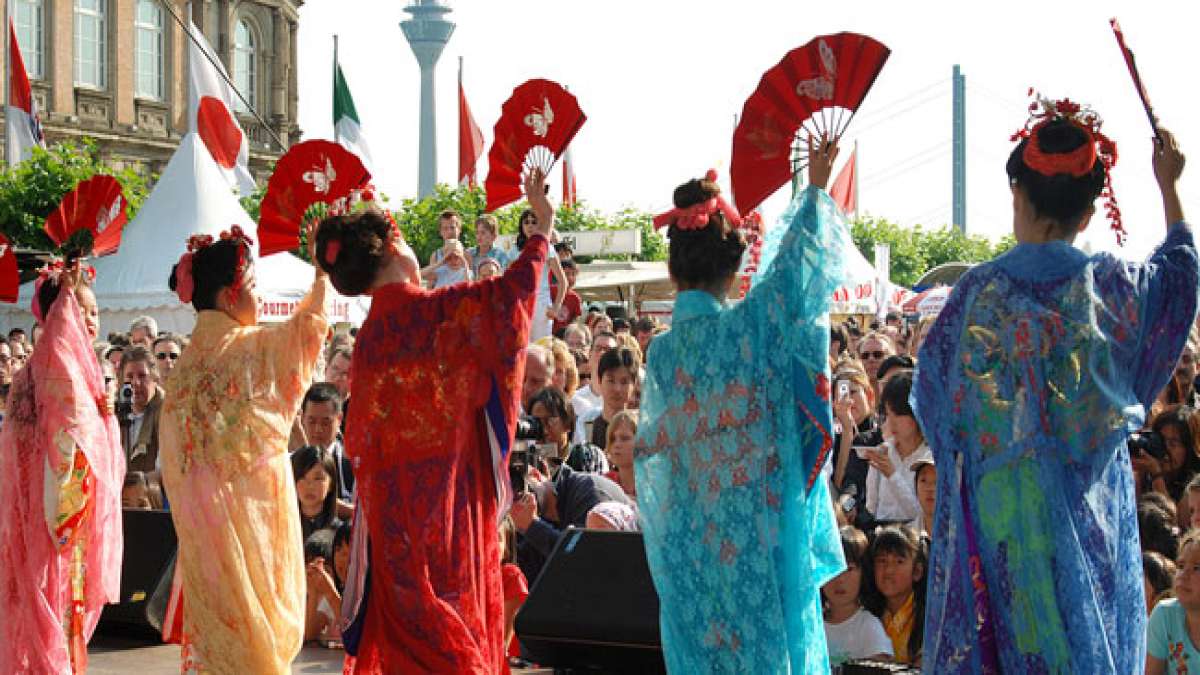 Die Veranstaltung lockt zahlreiche Besucher an und soll das japanische Flair der Stadt zeigen.