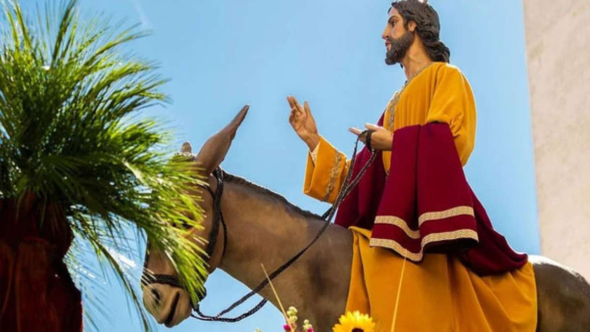 Erleben Sie das Osterfest in Norwegen mit einer Fülle von Traditionen und köstlichem Essen, darunter gegrillte Würste und Unmengen von Eiern! Erleben Sie das Osterfest in Norwegen mit einer Fülle von Traditionen und köstlichem Essen, darunter gegrillte Würste und Unmengen von Eiern!