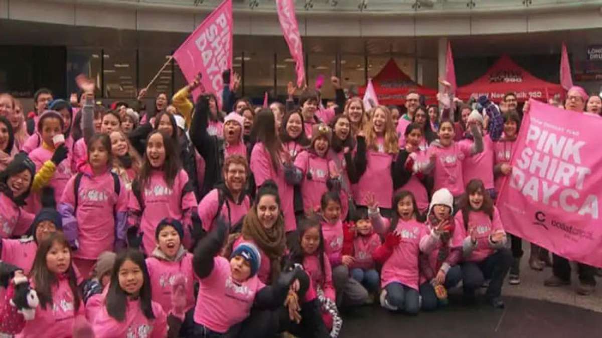 Zeigen Sie Solidarität gegen Mobbing: Feiern Sie den Tag des rosa Hemdes in Kanada am letzten Mittwoch im Februar.