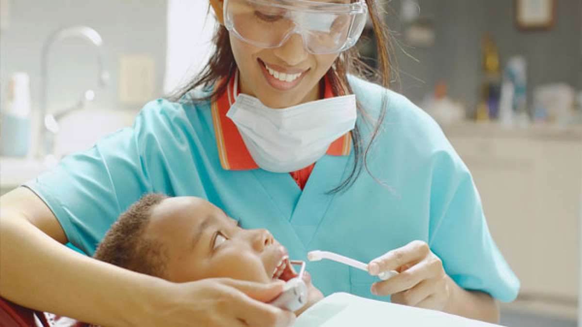 Dentalhygienikerinnen erhalten in Kanada nationale Anerkennung.