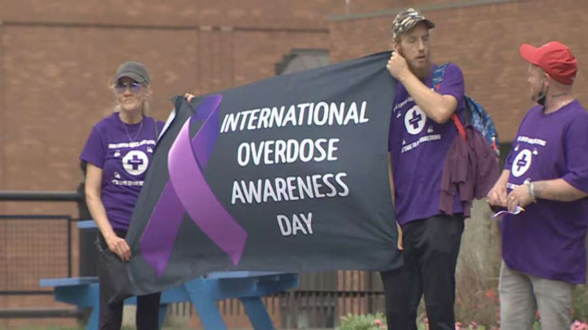 Gedenken Sie am Internationalen Tag des Bewusstseins für Überdosierungen den Verstorbenen, unterstützen Sie die Bemühungen zur Verhinderung von Überdosierungen und setzen Sie sich ohne Stigmatisierung für diejenigen ein, die von diesem schweren Prob Gedenken Sie am Internationalen Tag des Bewusstseins für Überdosierungen den Verstorbenen, unterstützen Sie die Bemühungen zur Verhinderung von Überdosierungen und setzen Sie sich ohne Stigmatisierung für diejenigen ein, die von diesem schweren Prob