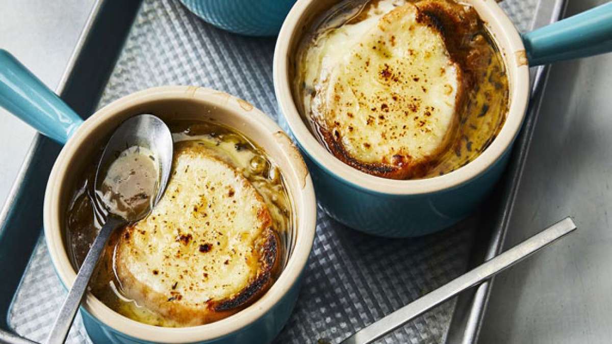 Entdecken Sie die köstliche Tradition der französischen Zwiebelsuppe am Nationalen Tag der französischen Zwiebelsuppe.
