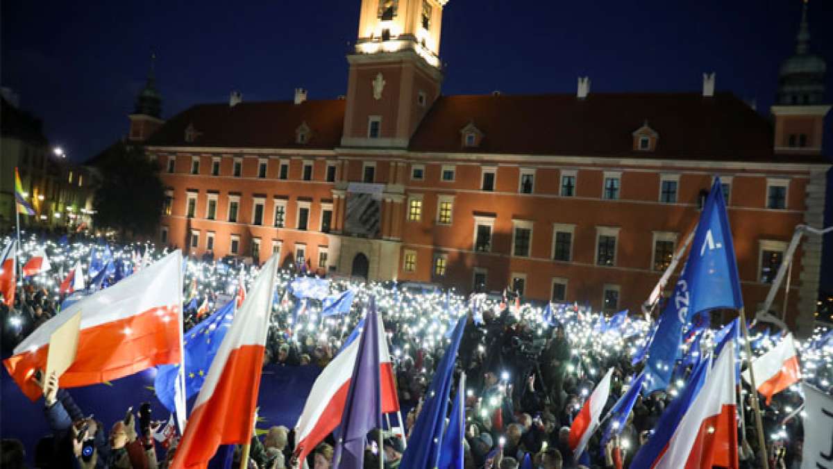 Feiern Sie den historischen EU-Beitrittstag in Polen, als das Land am 1. Mai 2004 Vollmitglied der Europäischen Union wurde.