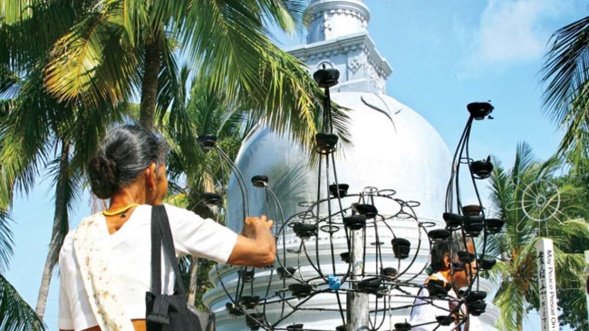 Erleben Sie den Bak-Vollmond-Poya-Tag in Sri Lanka und ehren Sie den zweiten Besuch des Buddha in diesem faszinierenden, nationalen Feiertag, der Frieden und spirituelle Bedeutung verkörpert. Erleben Sie den Bak-Vollmond-Poya-Tag in Sri Lanka und ehren Sie den zweiten Besuch des Buddha in diesem faszinierenden, nationalen Feiertag, der Frieden und spirituelle Bedeutung verkörpert.