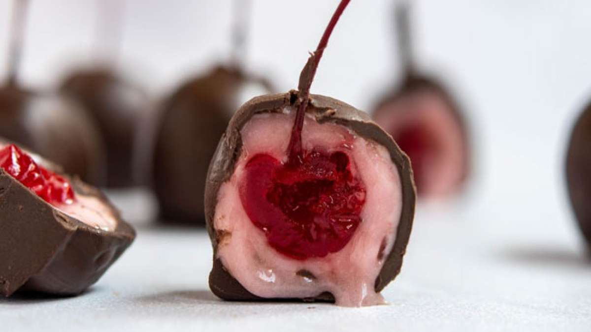 Feiern Sie den köstlichen Nationalen Tag der schokoladenüberzogenen Kirschen – eine süße Verbindung von Zartbitterschokolade und gesunden Antioxidantien, die seit 1929 weltweit im Trend liegt. Feiern Sie den köstlichen Nationalen Tag der schokoladenüberzogenen Kirschen – eine süße Verbindung von Zartbitterschokolade und gesunden Antioxidantien, die seit 1929 weltweit im Trend liegt.