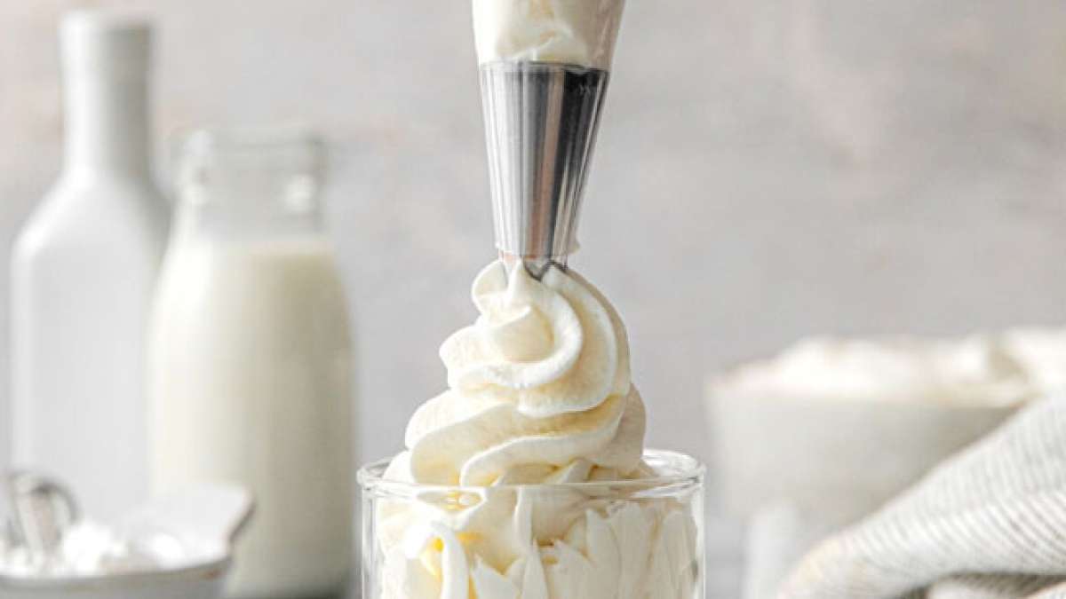 Genießen Sie den Nationalen Tag der Schlagsahne in den USA und tauchen Sie ein in die Welt dieser luftig-leichten Köstlichkeit