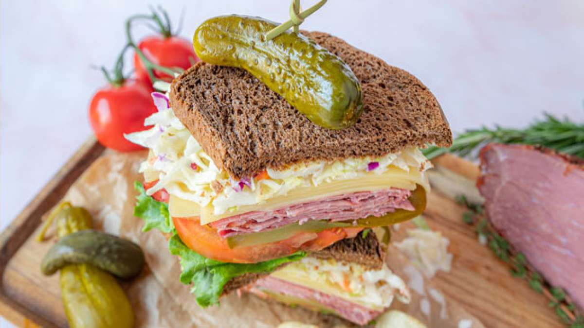 Feiern Sie den Nationalen Tag des heißen Pastrami-Sandwiches in den USA und tauchen Sie ein in die köstliche Geschichte dieses legendären New Yorker Delikatessens. Feiern Sie den Nationalen Tag des heißen Pastrami-Sandwiches in den USA und tauchen Sie ein in die köstliche Geschichte dieses legendären New Yorker Delikatessens.