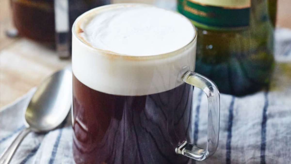 Erfunden von Joe Sheridan in Irland während eines stürmischen Winters im Jahr 1943, bietet der Irish Coffee eine unverwechselbare Kombination von Aromen und ist ein wahrer Genuss für die Sinne. Erfunden von Joe Sheridan in Irland während eines stürmischen Winters im Jahr 1943, bietet der Irish Coffee eine unverwechselbare Kombination von Aromen und ist ein wahrer Genuss für die Sinne.