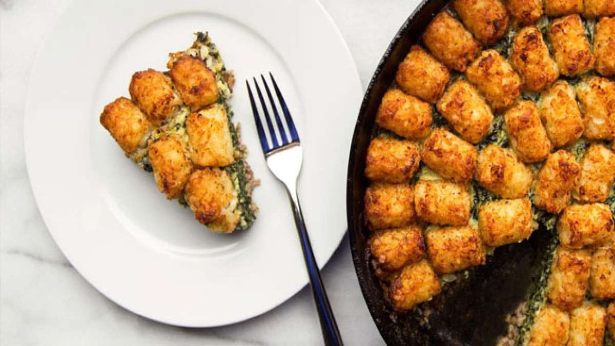 Feiern Sie den Nationalen Tater Tot Tag und tauchen Sie ein in die Welt der knusprigen, goldbraunen Kartoffelzylinder, die als köstliche Beilage serviert werden.
