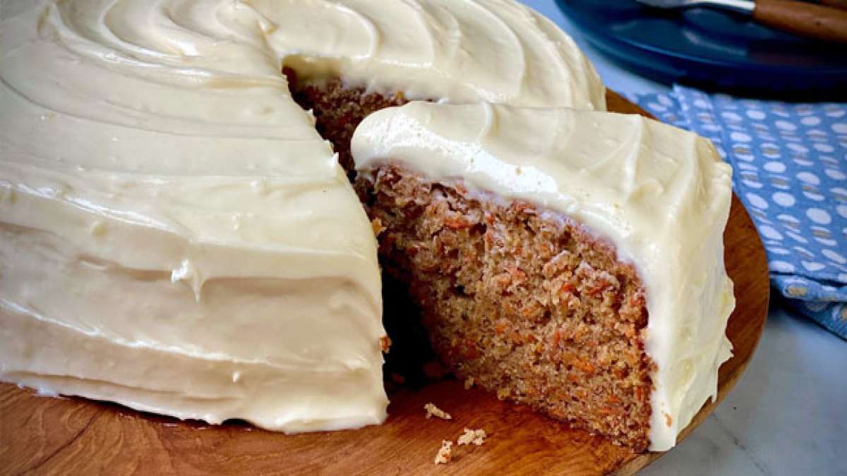 Feiern Sie den Nationalen Karottenkuchentag mit diesem einfachen Rezept! Dieser saftige Kuchen, der durch Eier, Gewürze, Vanilleextrakt, Öl, und natürlich Karotten geprägt ist, ist ein echter Leckerbissen für Ihre Geschmacksknospen.
