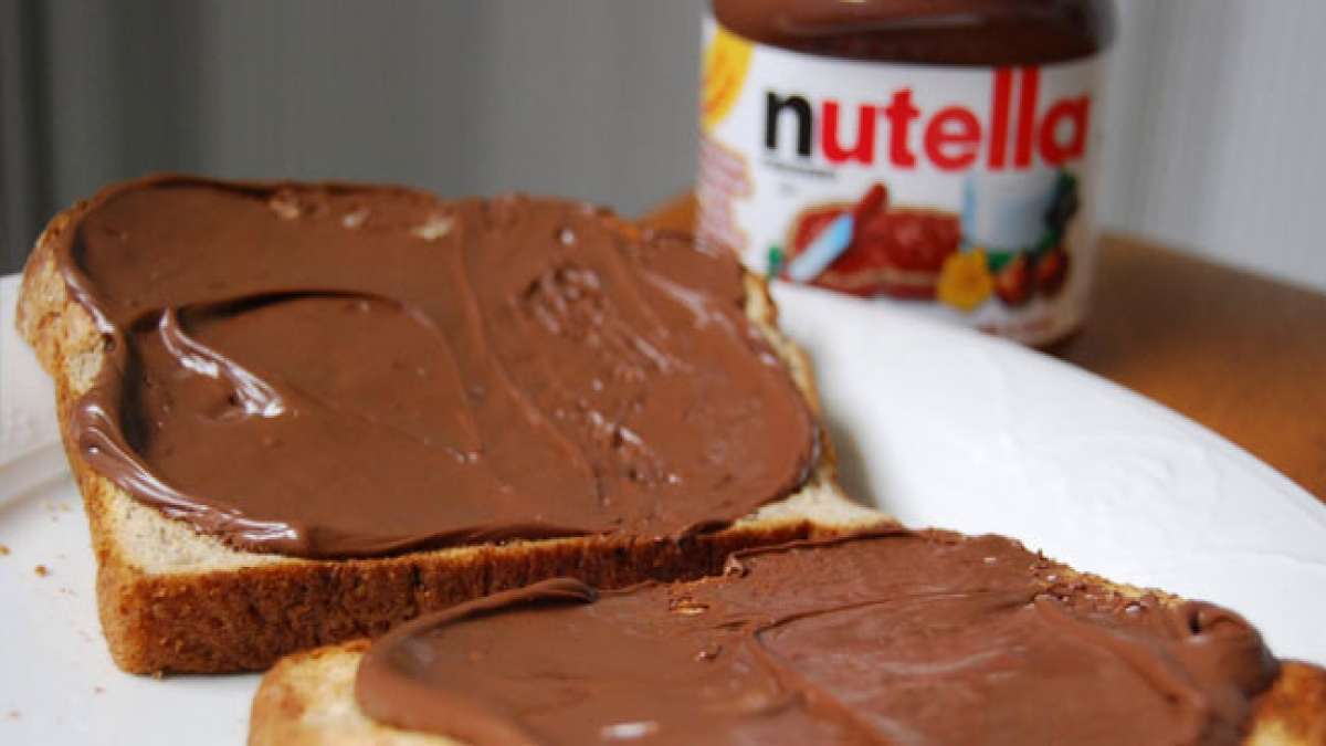 Feiern Sie den verlockenden Geschmack von Nutella am Welt-Nutella-Tag! Dieser süße Haselnuss-Kakao-Aufstrich wurde 1964 von Ferrero eingeführt und hat seitdem die Welt im Sturm erobert. Feiern Sie den verlockenden Geschmack von Nutella am Welt-Nutella-Tag! Dieser süße Haselnuss-Kakao-Aufstrich wurde 1964 von Ferrero eingeführt und hat seitdem die Welt im Sturm erobert.