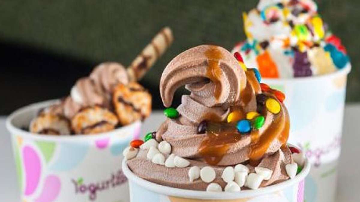 Entdecken Sie die erfrischende Geschichte und den köstlichen Geschmack von gefrorenem Joghurt am Nationalen Tag des gefrorenen Joghurts in den USA.
