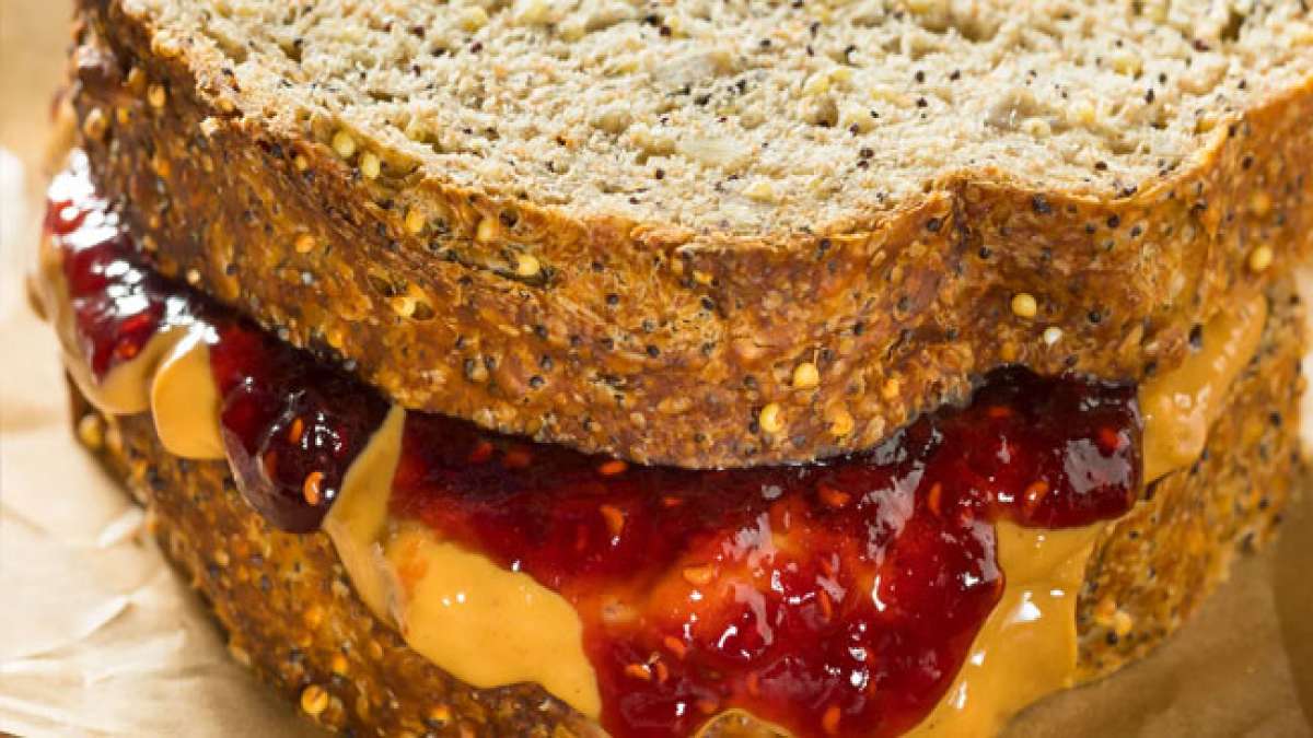 Nationaler Tag der Erdnussbutter und des Gelees: Ein Tag, um sich an eines der leckersten und nahrhaftesten Sandwiches zu erinnern. Nationaler Tag der Erdnussbutter und des Gelees: Ein Tag, um sich an eines der leckersten und nahrhaftesten Sandwiches zu erinnern.