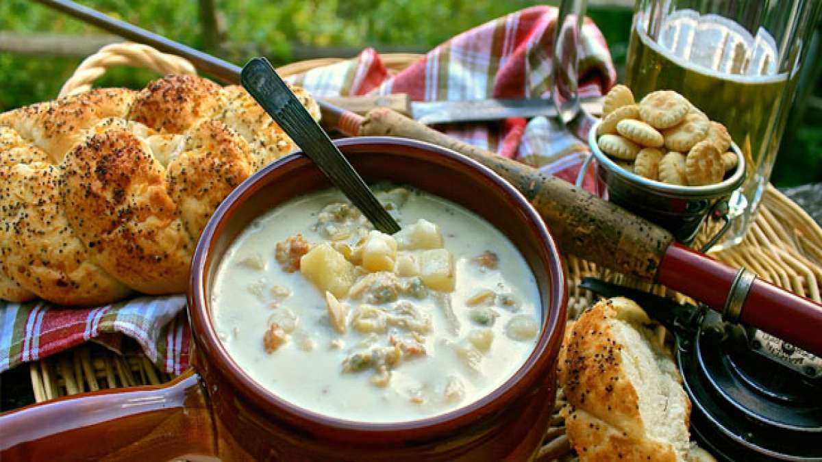 Nationale Tage der schokoladenüberzogenen Erdnüsse und der Muschelsuppe: Ein Tag, um zwei beliebte Lebensmittel zu genießen. Nationale Tage der schokoladenüberzogenen Erdnüsse und der Muschelsuppe: Ein Tag, um zwei beliebte Lebensmittel zu genießen.