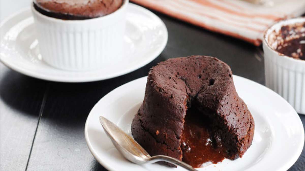 Feiern Sie den Nationalen Schokoladensoufflé-Tag, indem Sie dieses zauberhafte Dessert aus luftigem Eischnee und schokoladiger Verführung genießen.