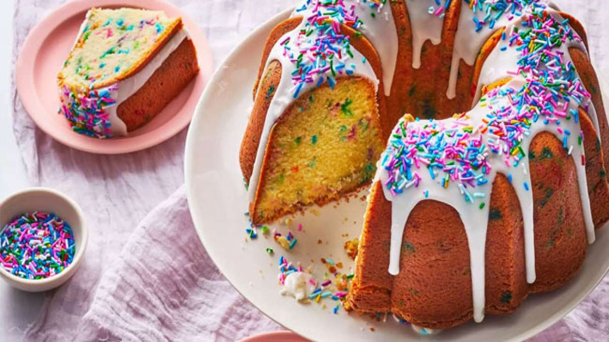 Feiern Sie den Nationalen Tag des Pfundskuchens mit einem köstlichen Genuss, der aus den einfachen Zutaten Mehl, Butter, Eiern und Zucker hergestellt wird.