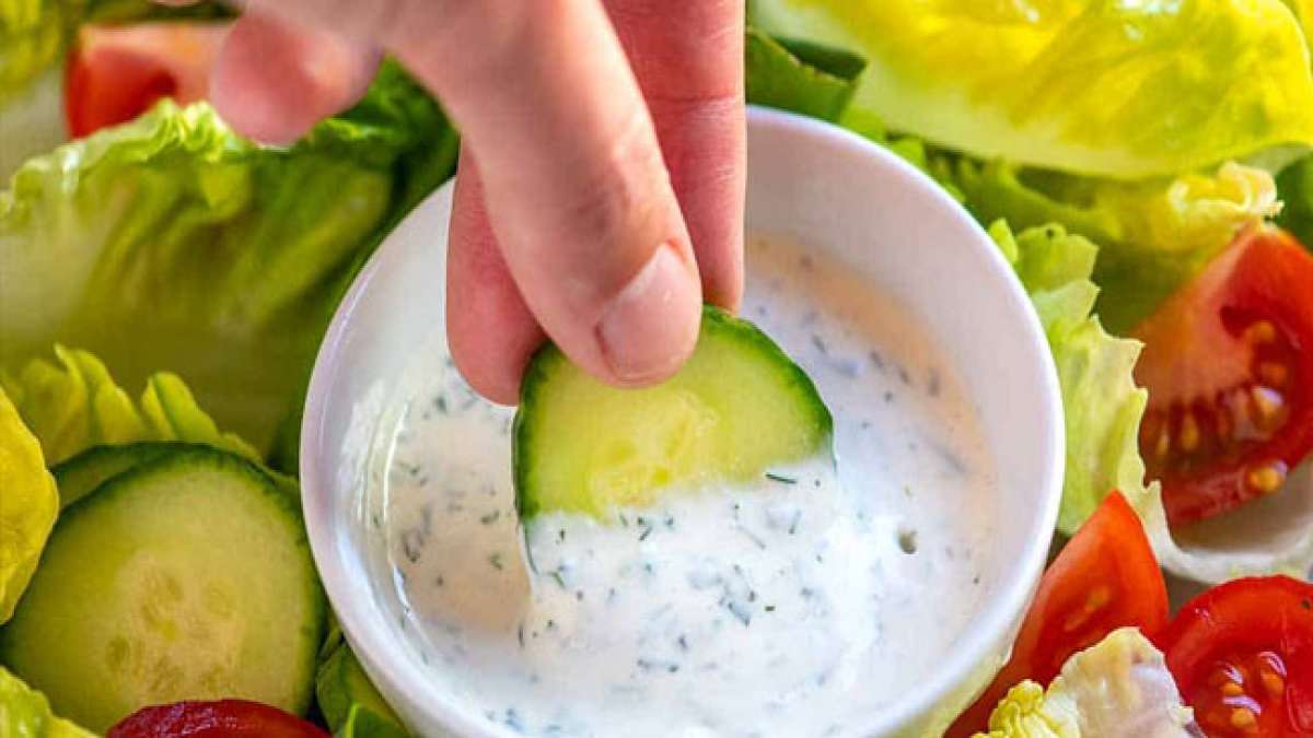 Genießen Sie die Vielseitigkeit dieses cremigen Dressings in Salaten, als Dip oder zu anderen Gerichten. Genießen Sie die Vielseitigkeit dieses cremigen Dressings in Salaten, als Dip oder zu anderen Gerichten.
