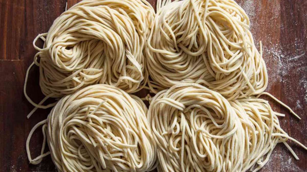 Von den uralten Ursprüngen in China bis zu den geliebten Spaghetti und der Vorliebe der Amerikaner für die italienische Küche – Nudeln sind ein köstlicher und gesunder Genuss für Groß und Klein. Von den uralten Ursprüngen in China bis zu den geliebten Spaghetti und der Vorliebe der Amerikaner für die italienische Küche – Nudeln sind ein köstlicher und gesunder Genuss für Groß und Klein.