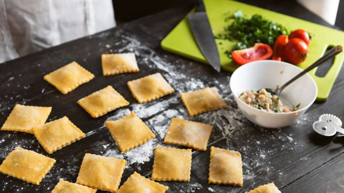 Feiern Sie die kulinarische Vielfalt mit dem Nationalen Ravioli-Tag und entdecken Sie die Tradition und Liebe hinter diesem köstlichen italienischen Gericht. Feiern Sie die kulinarische Vielfalt mit dem Nationalen Ravioli-Tag und entdecken Sie die Tradition und Liebe hinter diesem köstlichen italienischen Gericht.