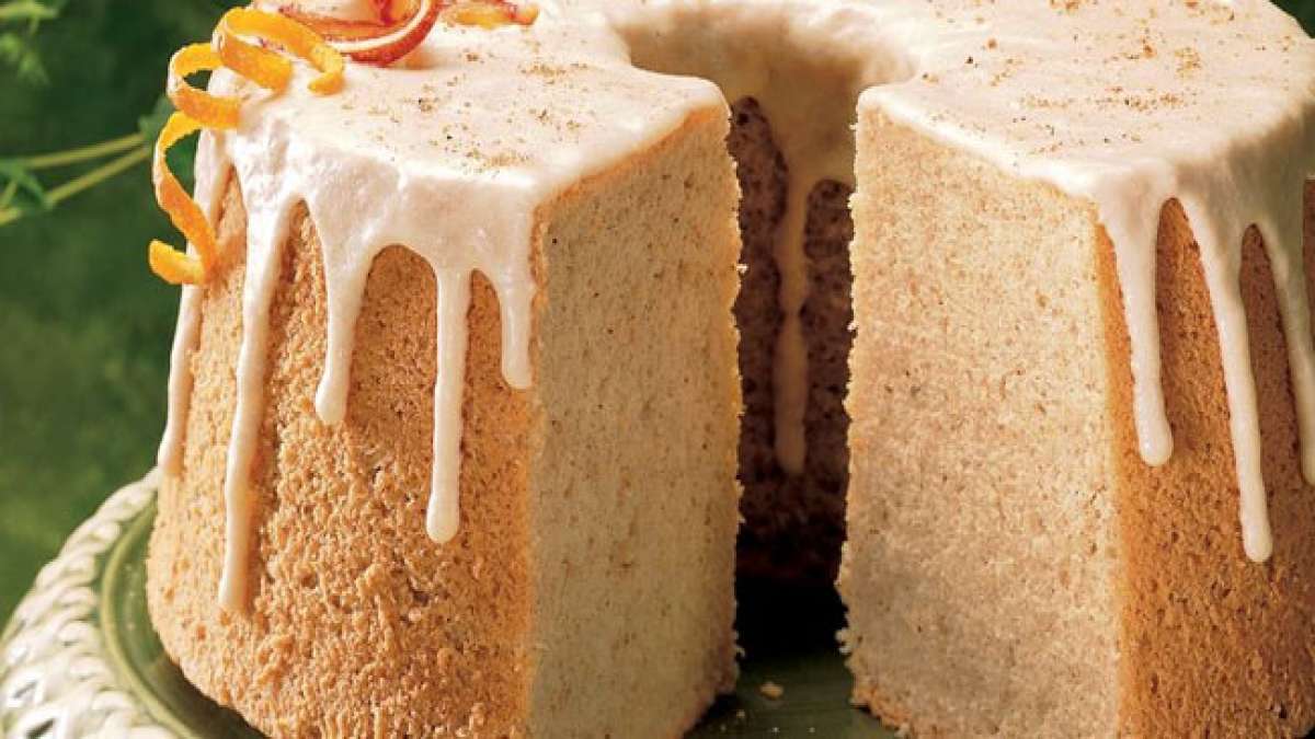 Entdecken Sie die leichte und luftige Welt des Chiffonkuchens am Nationalen Tag des Chiffonkuchens in den USA! Erfahren Sie, wie dieser zarte Kuchen mit einer faszinierenden Geschichte von Harry Baker, einem Versicherungsagenten aus Los Angeles, erfunden