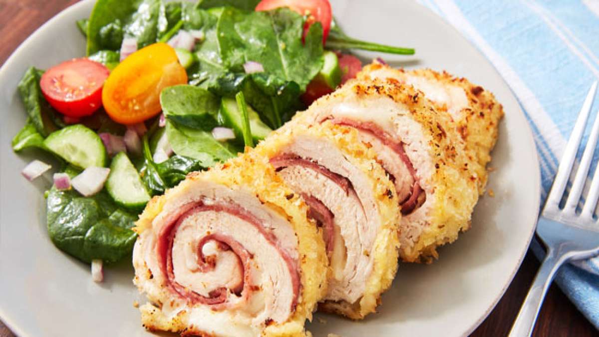 Feiern Sie den Nationalen Cordon-Bleu-Tag und entdecken Sie die faszinierende Verbindung dieses kulinarischen Genusses zum angesehenen französischen Ritterorden, der einst blaue Schärpen trug.