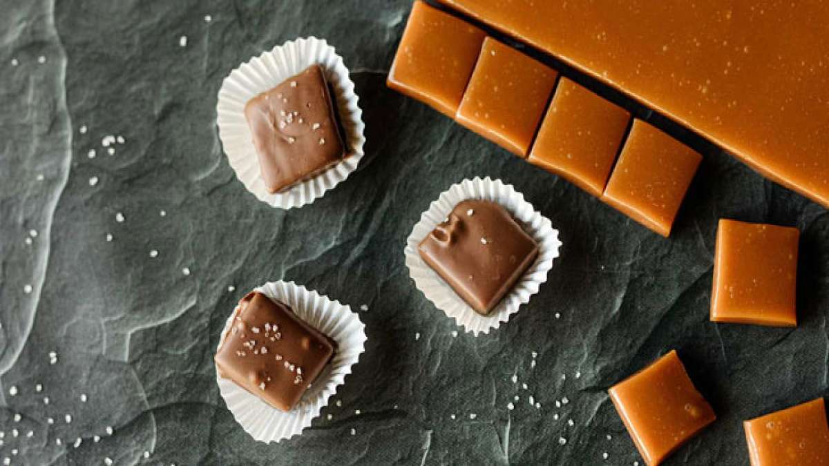 Entdecken Sie die verlockende Welt der Karamellschokolade anlässlich des Nationalen Karamellschokoladentags und erfahren Sie, wie dieser süße Genuss von Henri Le Roux und sogar von Chocolatier Milton Hershey schon im 19. Jahrhundert perfektioniert wurd Entdecken Sie die verlockende Welt der Karamellschokolade anlässlich des Nationalen Karamellschokoladentags und erfahren Sie, wie dieser süße Genuss von Henri Le Roux und sogar von Chocolatier Milton Hershey schon im 19. Jahrhundert perfektioniert wurd