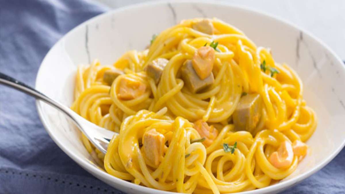 Feiern Sie den Geschmack Italiens zum Internationalen Carbonara-Tag und entdecken Sie die Geschichte dieses köstlichen römischen Nudelgerichts, das mit Ei, Hartkäse, gepökeltem Schweinefleisch und schwarzem Pfeffer zubereitet wird. Feiern Sie den Geschmack Italiens zum Internationalen Carbonara-Tag und entdecken Sie die Geschichte dieses köstlichen römischen Nudelgerichts, das mit Ei, Hartkäse, gepökeltem Schweinefleisch und schwarzem Pfeffer zubereitet wird.